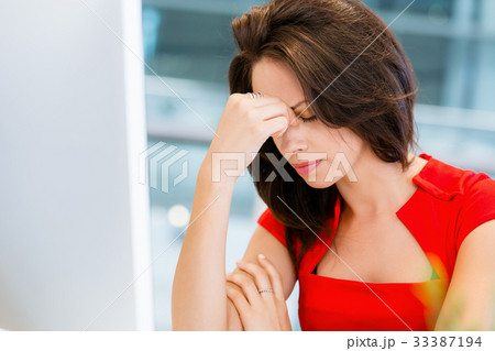 Modern successful business woman 33387194