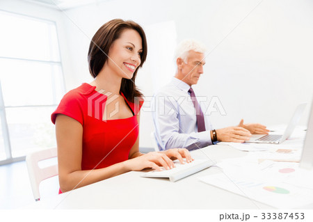 Two business collegue in office 33387453