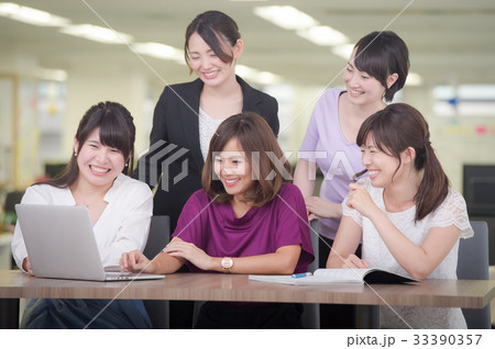 オフィスで働く若い女性 オフィスで働く若い女性 33390357