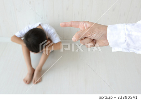 子どもを叱る 子どもを叱る 33390541