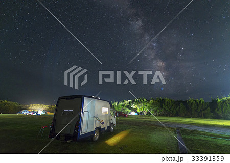 夏の夜空のキャンプ場 perming 季節の風景写真素材 夏の夜空のキャンプ場 perming 季節の風景写真素材 33391359