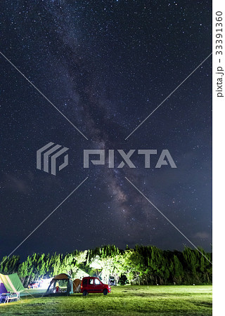 夏の夜空のキャンプ場　perming 季節の風景写真素材 33391360