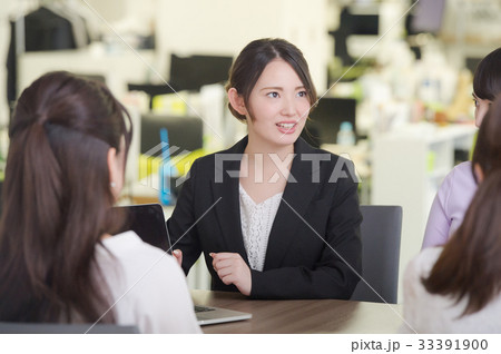 オフィスで働く若い女性 33391900