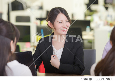 オフィスで働く若い女性 オフィスで働く若い女性 33391901