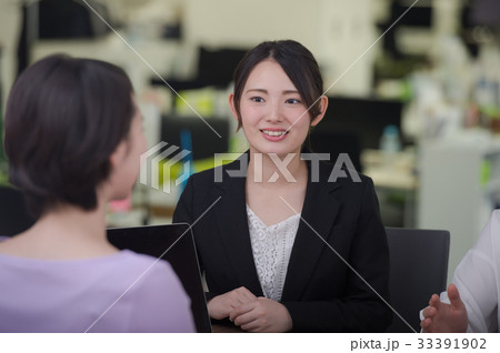 オフィスで働く若い女性 オフィスで働く若い女性 33391902