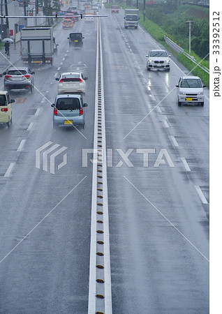 雨の日の運転 片側二車線 国道の濡れた路面 俯瞰タテ Aの写真素材