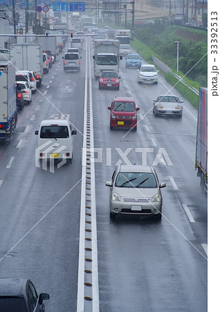 雨の日の運転 片側二車線 国道の濡れた路面 俯瞰タテ Bの写真素材