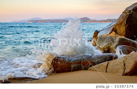 Wave splash in the sea against stone 33397374