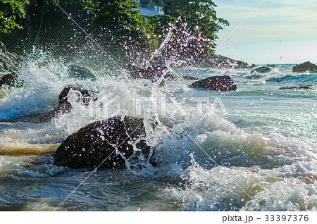 Wave splash in the sea against stone 33397376