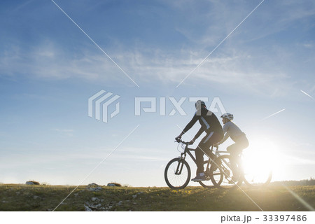 Happy mountainbike couple outdoors have fun 33397486