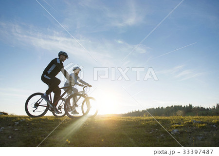 Happy mountainbike couple outdoors have fun Happy mountainbike couple outdoors have fun 33397487