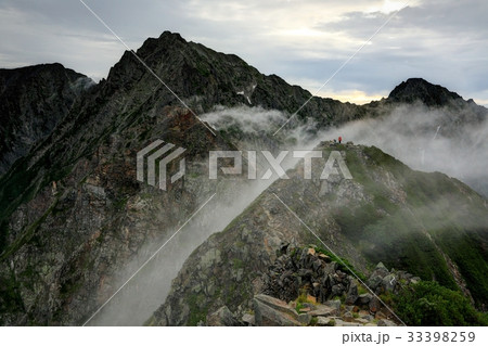 西穂高岳から見る霧流れる奥穂高岳への稜線 33398259