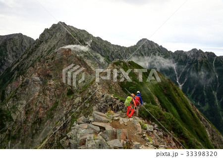 西穂高岳から奥穂高岳へと向かう登山者 33398320
