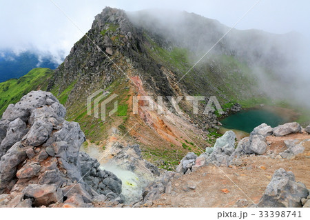 焼岳北峰から見る南峰と噴気孔・火口湖 33398741