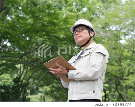 資料を持つ現場監督 33398774