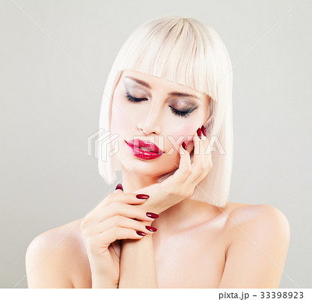 Perfect Blonde Woman Fashion Model. Cute Girl  33398923