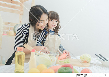 Mother and her daughter make a healthy food salad Mother and her daughter make a healthy food salad 33398924