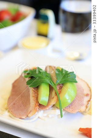 おいしい鴨肉、ビジネスクラスの機内食 33399402