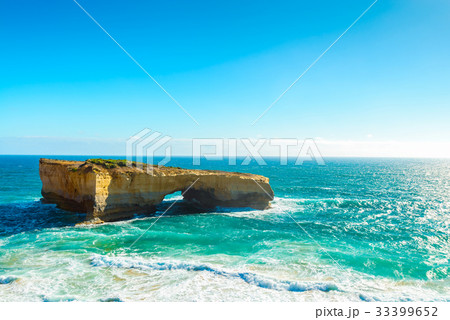 The London Bridge rock formation 33399652