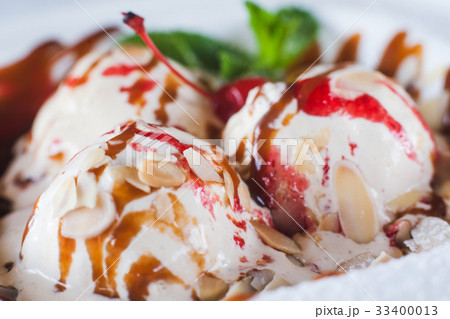 Sweet icecream balls with syrup 33400013