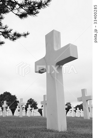 White crosses in American Cemetery White crosses in American Cemetery 33400285