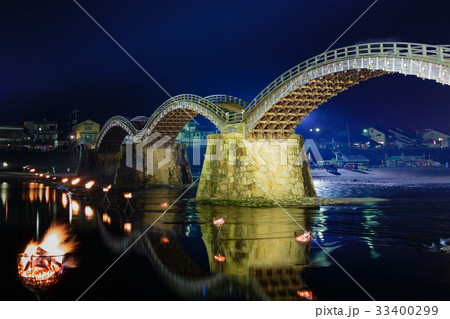 篝火灯る錦帯橋 33400299