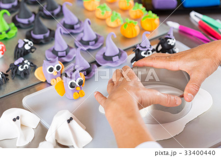 Confectioner with figures of halloween 33400440