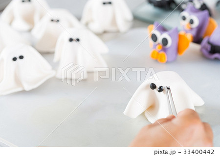 Confectioner with figures of halloween 33400442