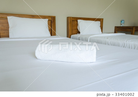 Towel on the bed 33401002