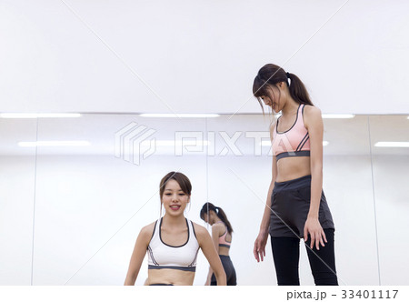 バランスボールに挑戦する若い女性 33401117