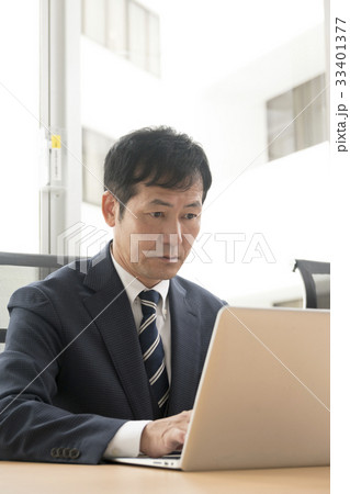 ビジネスマン　パソコン 33401377