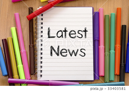Felt-tip pen and notepad and latest news text  33403581