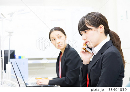 電話対応する女性社員 OL ビジネスマン サラリーマン オフィスイメージ ビジネスイメージ 電話対応する女性社員 OL ビジネスマン サラリーマン オフィスイメージ ビジネスイメージ 33404059
