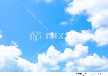 真夏の空　梅時期の晴れ間　雲　コピースペース　広いコピースペース　汎用的な空 33404165