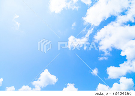真夏の空　梅時期の晴れ間　雲　コピースペース　広いコピースペース　汎用的な空 33404166