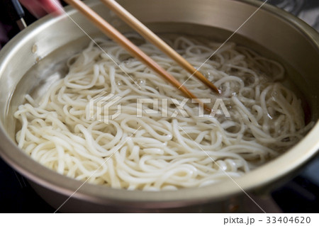 鍋の中のうどん 33404620