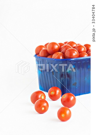 blue plastic box full of tomatoes isolated 33404784