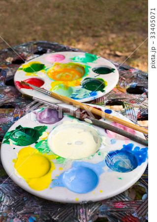 watercolor palette and paintbrushs closeup 33405071
