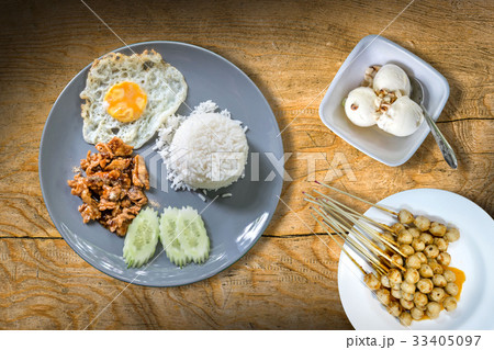 rice with fried pork with garlic and fried egg 33405097