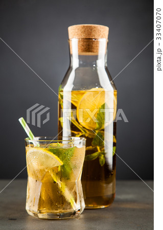 Ice tea with lemon and mint 33407070