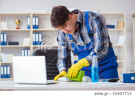 Male cleaner working in the office 33407713