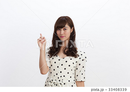 ファッション 若い女性 案内 指差し ファッション 若い女性 案内 指差し 33408339