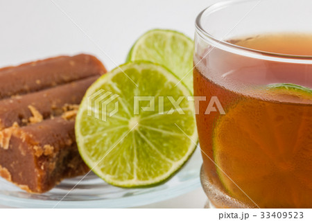 Cold sugarcane-water (aguapanela) with lemon 33409523