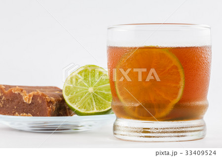 Cold sugarcane-water (aguapanela) with lemon 33409524