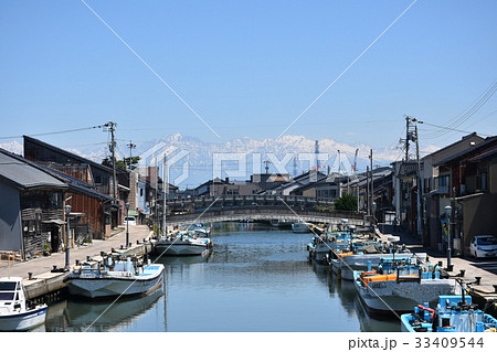 日本のベニス 内川と立山連峰 射水市新湊の写真素材