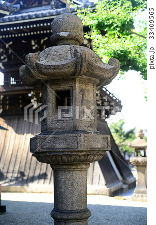 本興寺境内の石燈籠-2 33409565