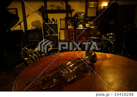 ライブハウスのトランペット ライブハウスのトランペット 33410298