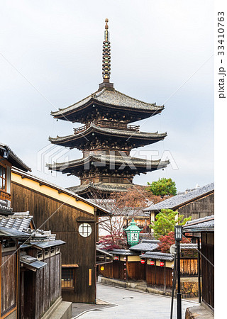 秋の京都 祇園 八坂の塔の写真素材