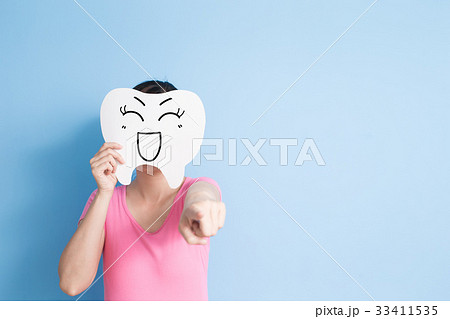 woman take smile tooth 33411535