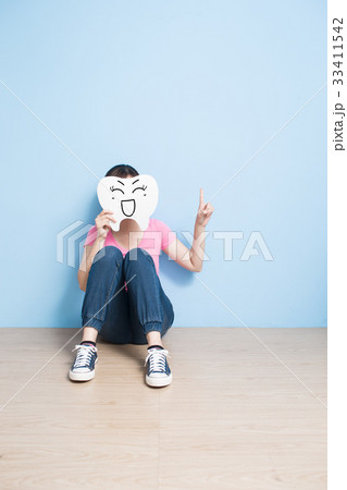 woman take smile tooth woman take smile tooth 33411542